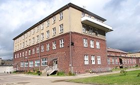 der Altbau mit dem "U-Boot"