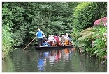 im Boot durch den Spreewald, um die Ecke