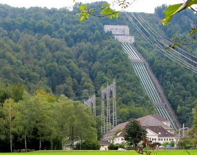 Walchenseekraftwerk mit Druckrohren und Wasserschloss